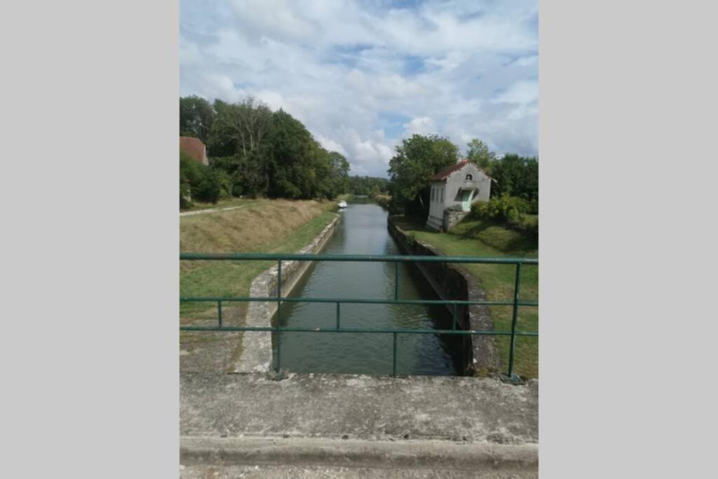 Au Bord De L'eau * Charentenay