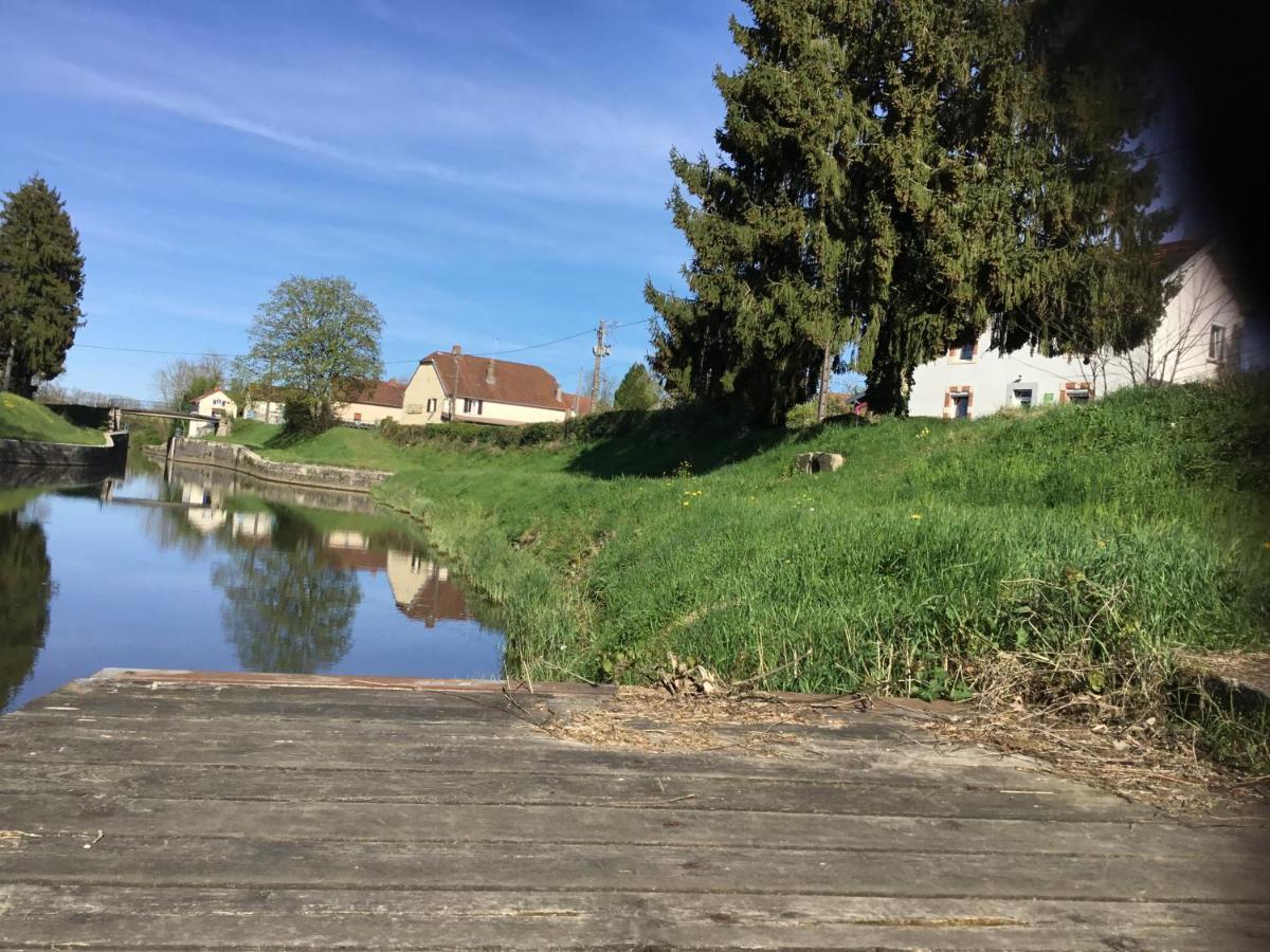 Au Bord De L'eau